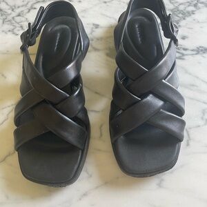 Chic Vince Black Sandals with Cushioned Sole and Adjustable Straps